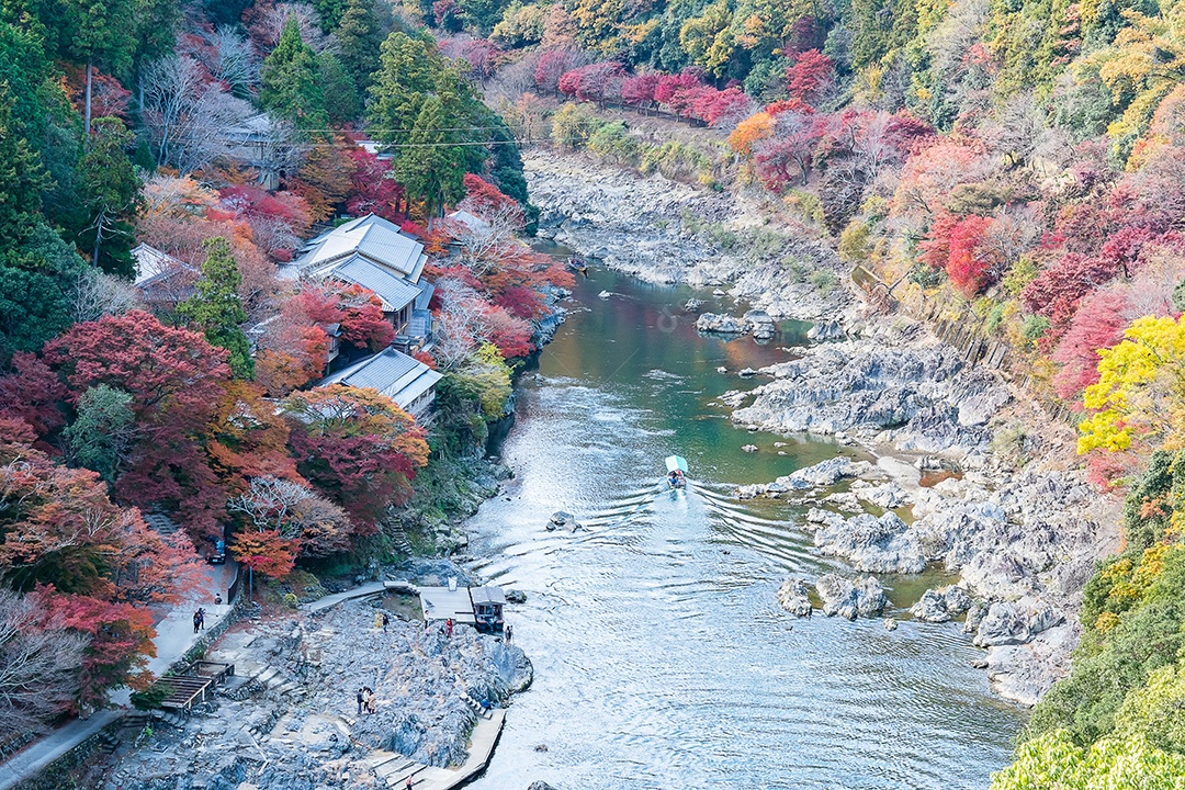 Montanhas de folhas coloridas e rio Katsura em Arashiyama, terras.