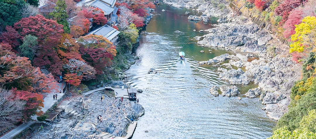 Montanhas de folhas coloridas e rio Katsura em Arashiyama, terras.