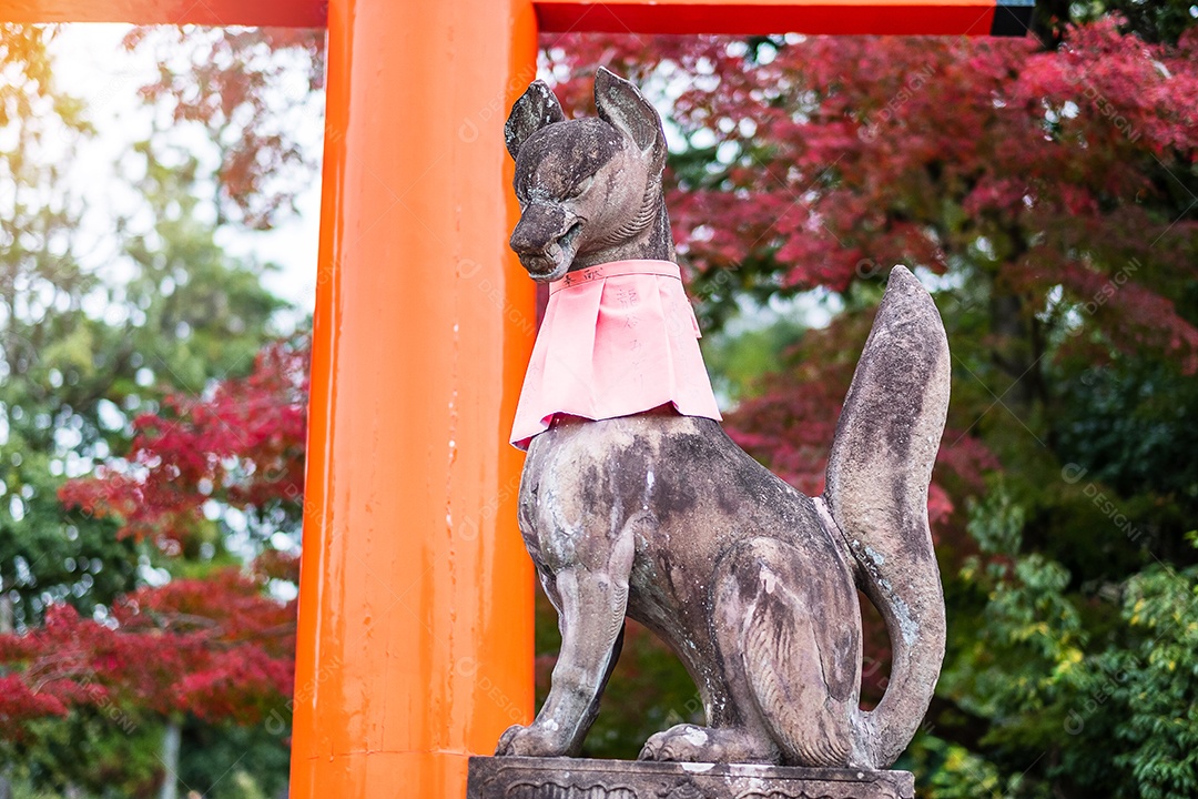 Escultura de raposa no santuário de Fushimi Inari-taisha nos mares do outono