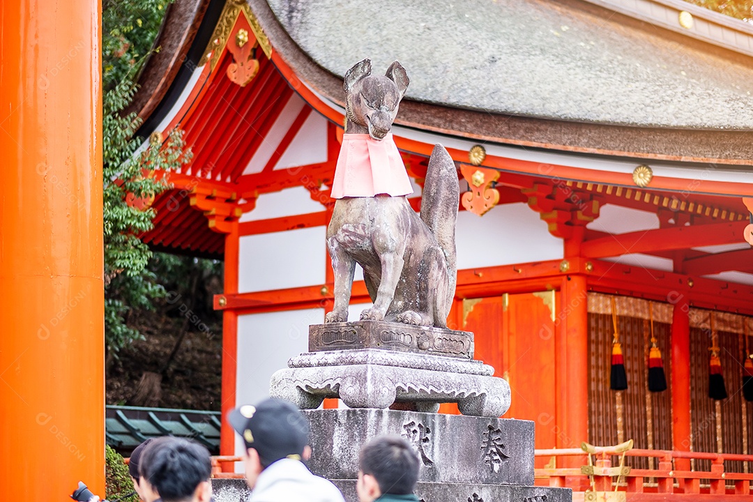 Escultura de raposa no santuário de Fushimi Inari-taisha nos mares do outono