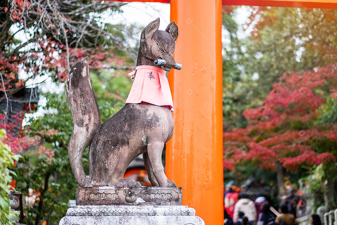 Escultura de raposa no santuário de Fushimi Inari-taisha nos mares do outono