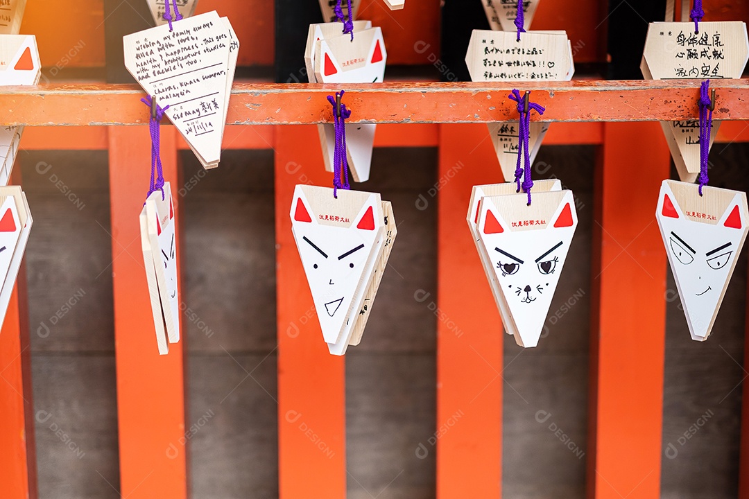 Fox Shape Ema, placas de desejos de madeira no santuário Fushimi Inari. localizado em Fushimi-ku. ponto de referência e popular para atrações turísticas em Kyoto. Kyoto, Japão, 27 de novembro de 2019