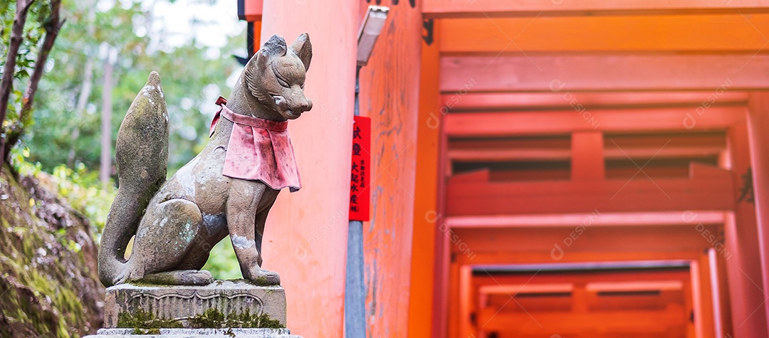 Escultura de raposa no santuário Fushimi Inari-taisha no outono, localizado em Fushimi-ku. ponto de referência e popular para atrações turísticas em Kyoto. Kyoto, Japão, 27 de novembro de 2019