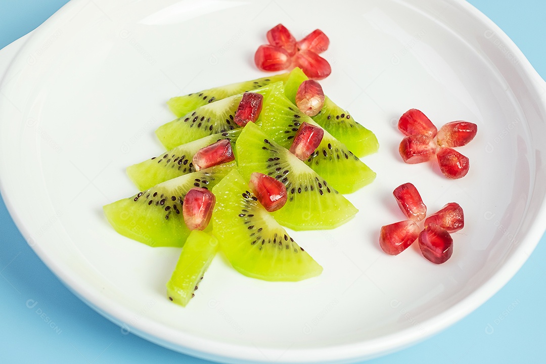 Árvore de Natal de frutas; Semente de kiwi e romã com garfo.