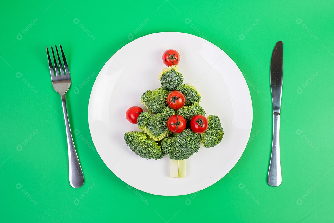 Árvore de Natal de vegetais orgânicos na chapa branca; Brócolis.