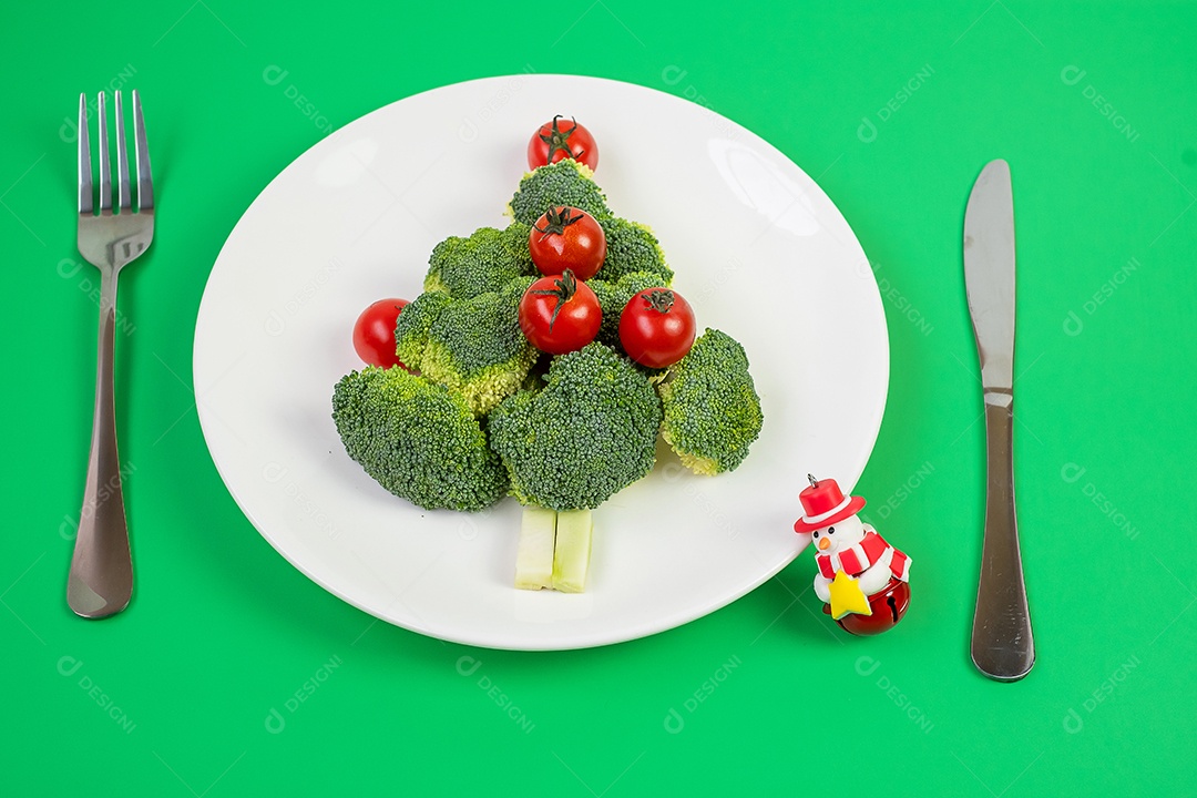 Árvore de Natal de vegetais orgânicos na chapa branca; Brócolis.