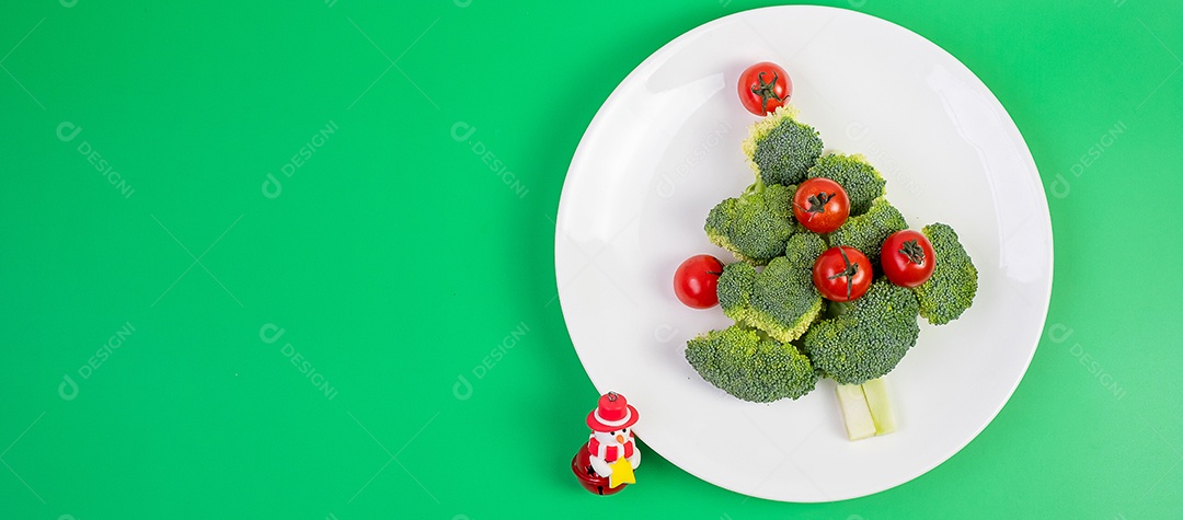 Árvore de Natal de vegetais orgânicos na chapa branca; Brócolis.