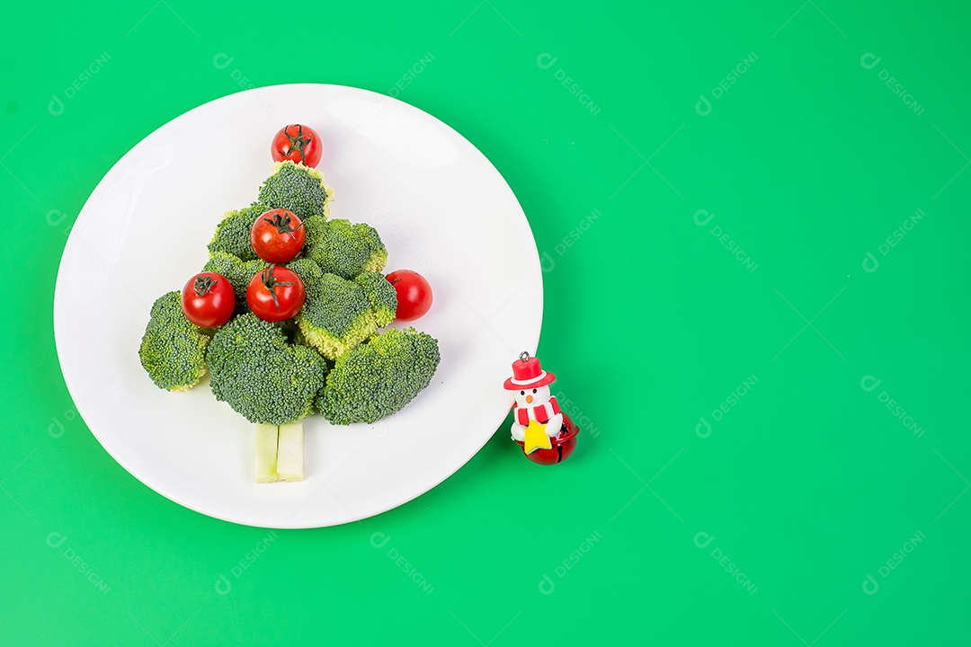 Árvore de Natal de vegetais orgânicos na chapa branca; Brócolis.