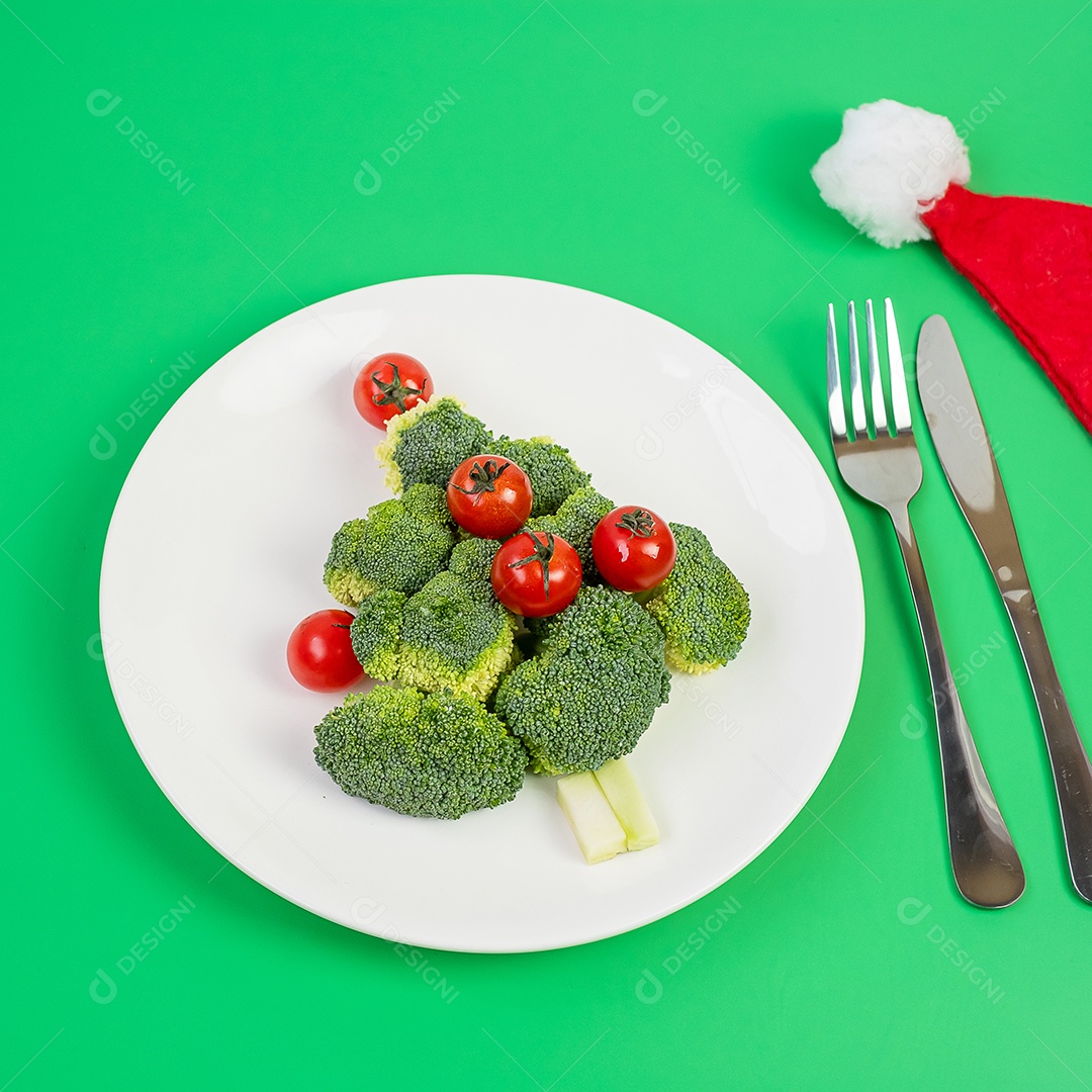 Árvore de Natal de vegetais orgânicos na chapa branca; Brócolis