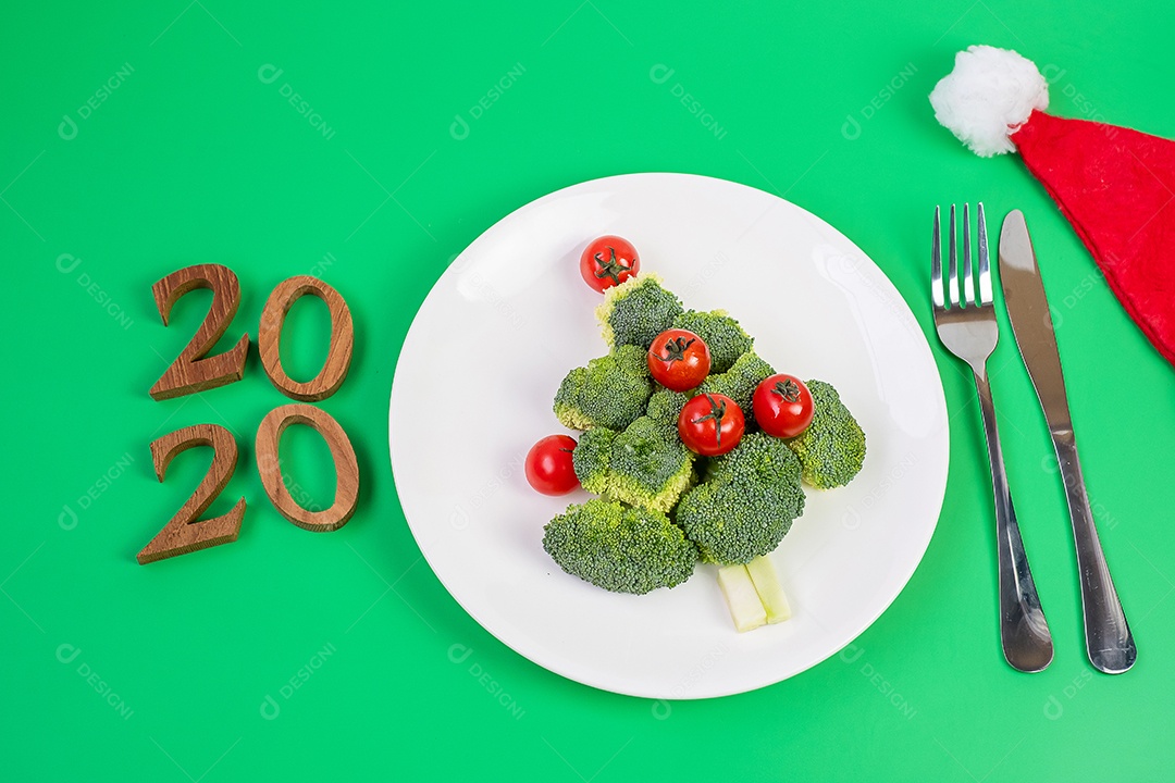 2020 árvore de Natal de legumes na chapa branca; Brócolis