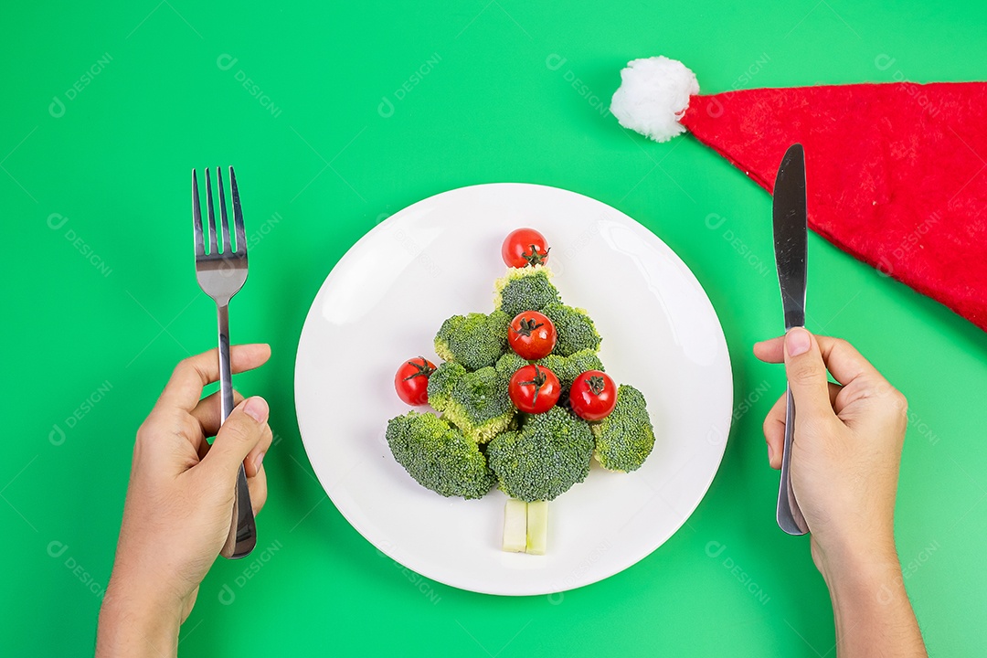 Árvore de Natal de vegetais orgânicos na chapa branca; Brócolis
