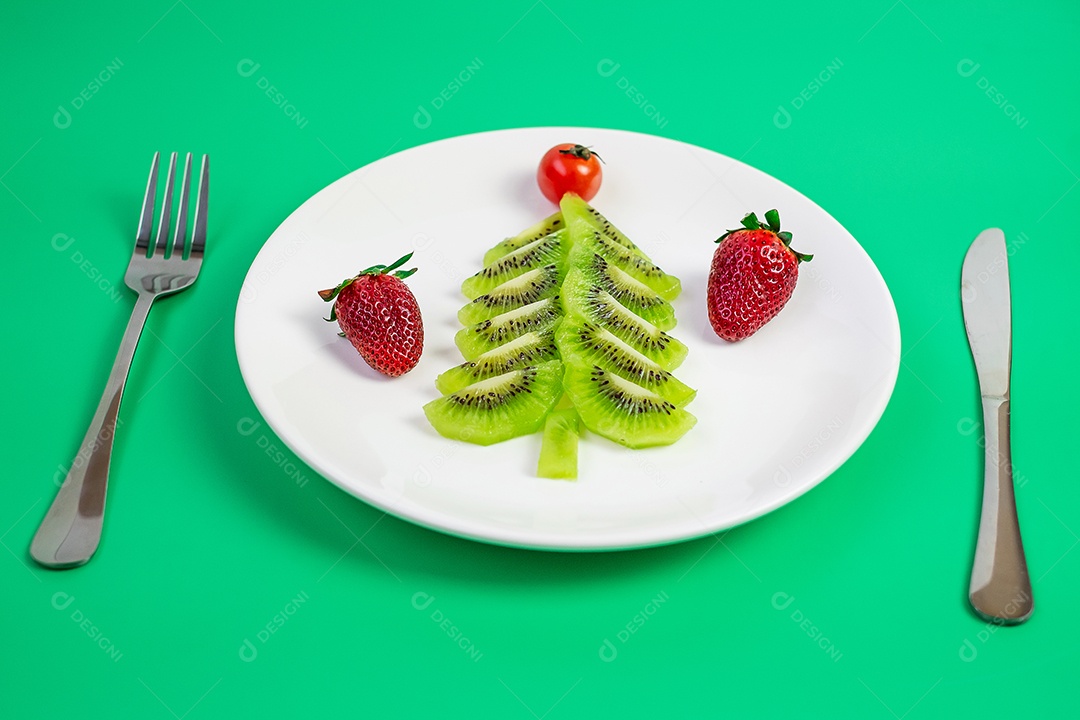 Árvore de Natal de vegetais e frutas orgânicas; Kiwi, Morango