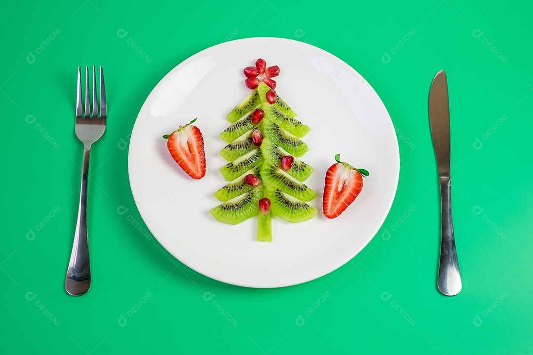 Árvore de Natal de vegetais e frutas orgânicas; Kiwi, Morango