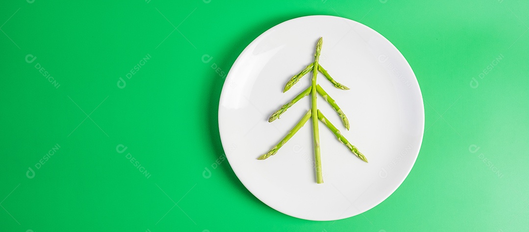 Árvore de Natal de espargos orgânicos com garfo e faca em verde