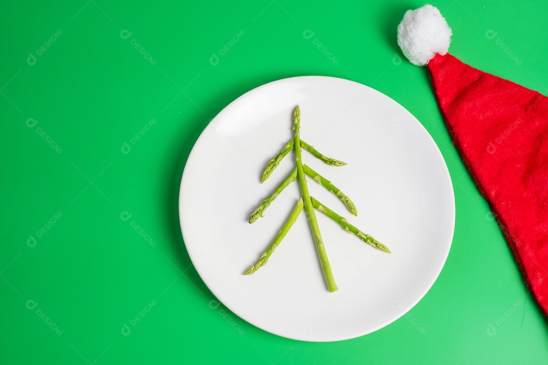 Árvore de Natal de espargos orgânicos com garfo e faca em verde