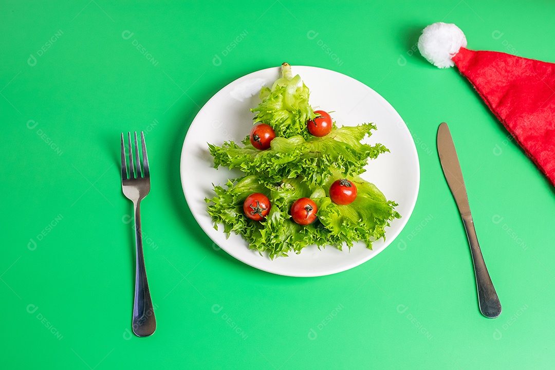 Árvore de Natal de vegetais orgânicos; iceberg frillice e cereja