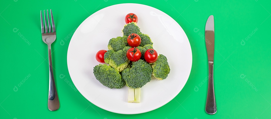 Árvore de Natal de vegetais orgânicos na chapa branca; Brócolis