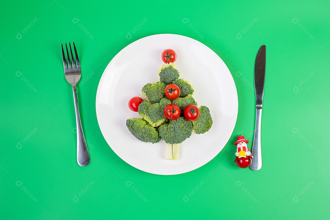 Árvore de Natal de vegetais orgânicos na chapa branca; Brócolis