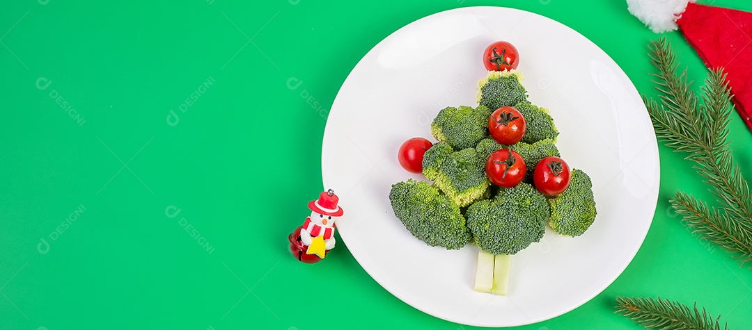 Árvore de Natal de vegetais orgânicos na chapa branca; Brócolis