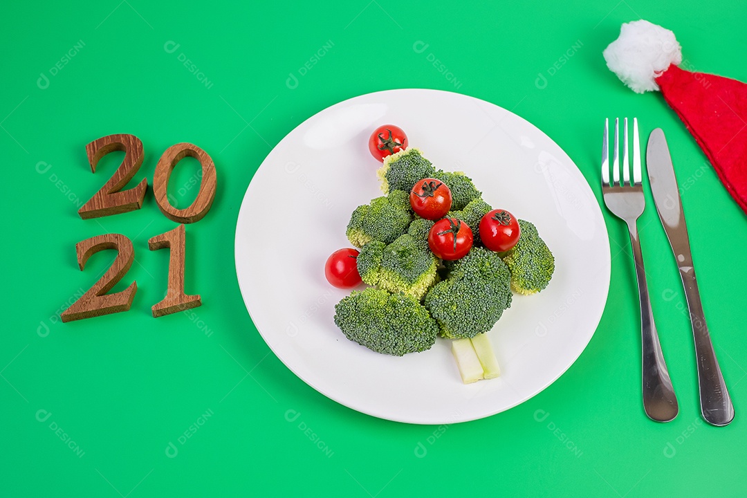 2021 árvore de Natal de legumes na chapa branca; Brócolis