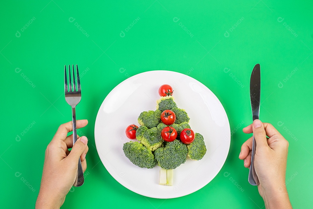 Árvore de Natal de vegetais orgânicos na chapa branca; Brócolis