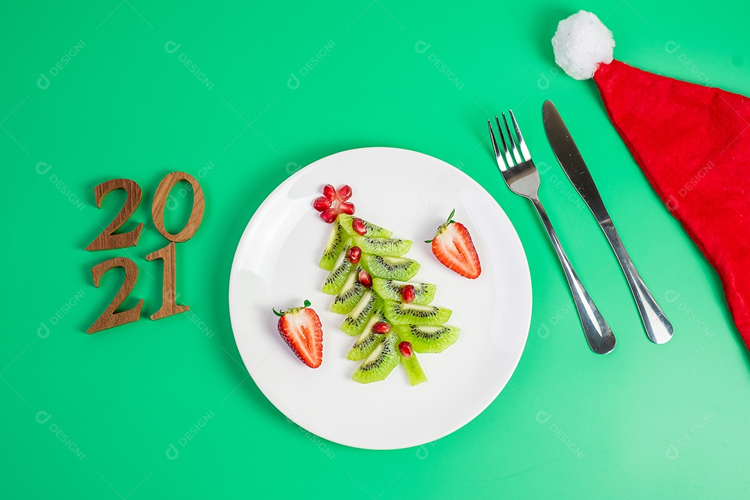 2021 árvore de Natal de legumes e frutas; Kiwi, Morango