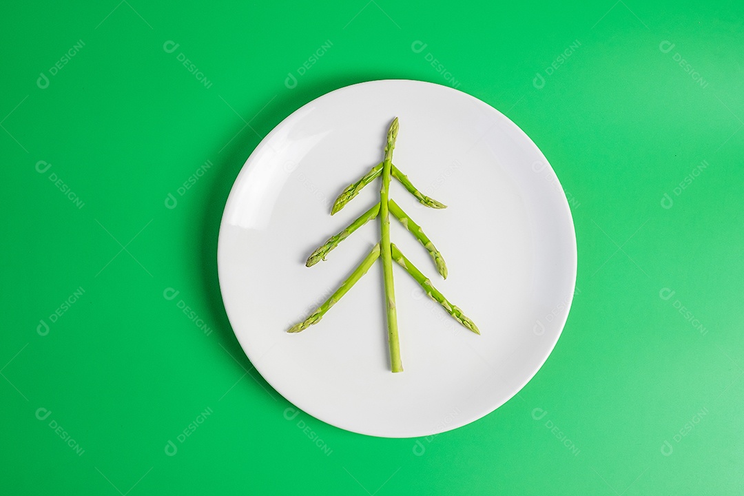 Árvore de Natal de espargos orgânicos com garfo e faca em verde