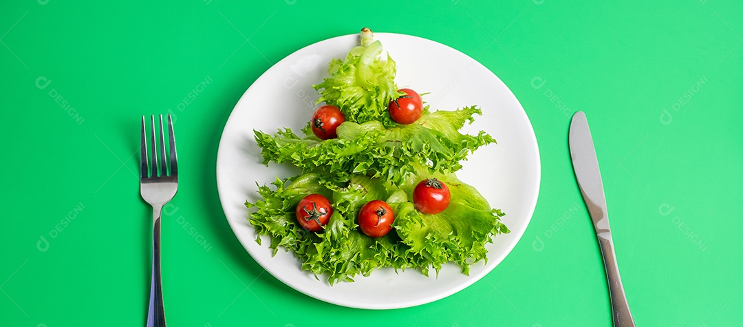 Árvore de Natal de vegetais orgânicos; iceberg frillice e cereja