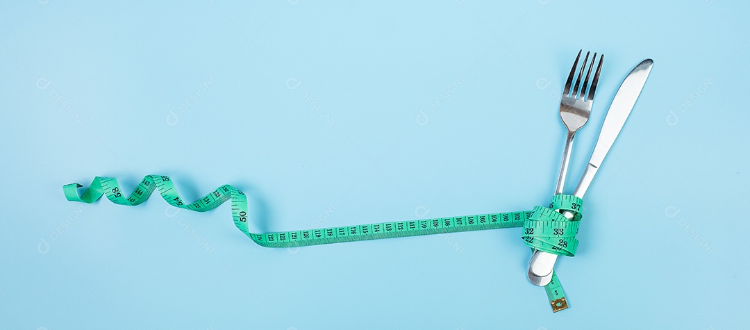 Fita métrica verde vista superior enrolada em garfo e faca