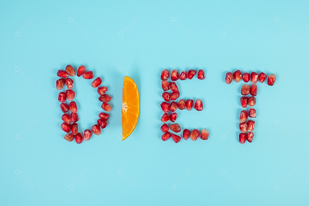 DIETA arranjo de frutas; Sementes de romã e laranja em azul