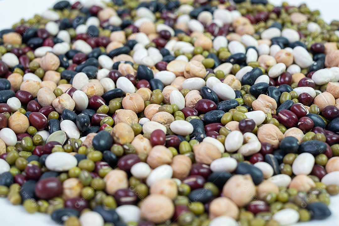 Feijão misto orgânico; Verde, preto, vermelho, branco e grão de bico no prato