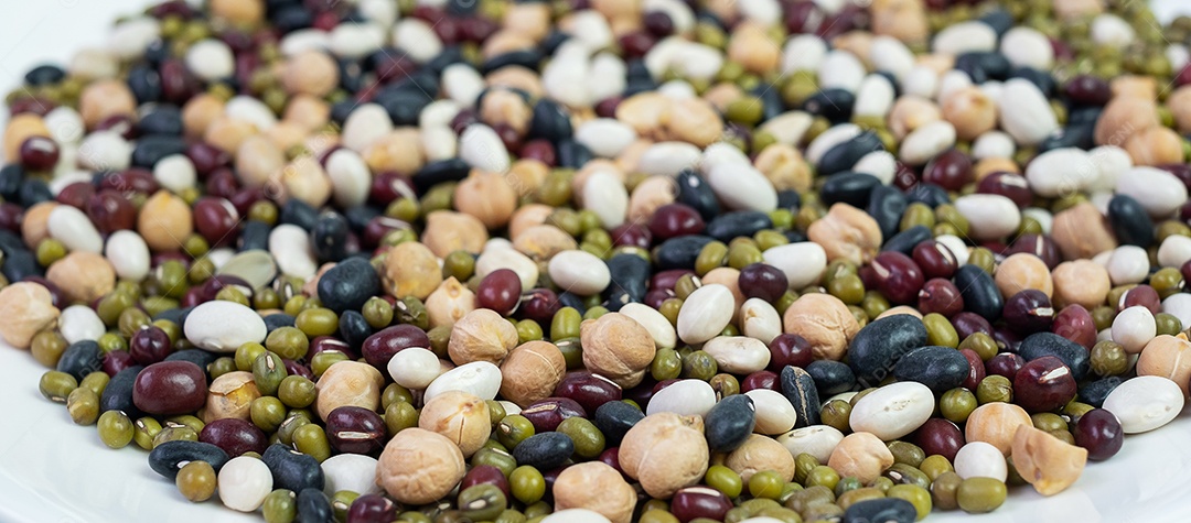 Feijão misto orgânico; Verde, preto, vermelho, branco e grão de bico no prato