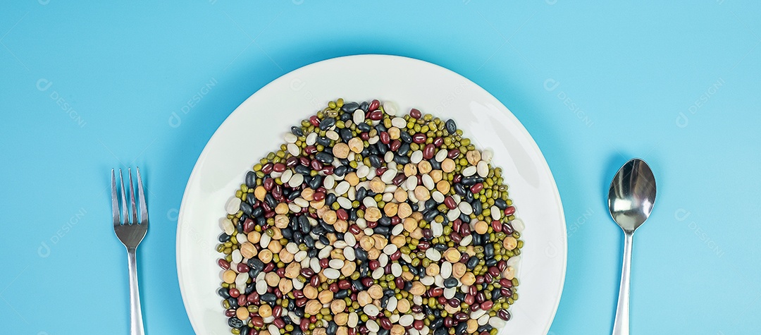 Feijão misto orgânico; Verde, preto, vermelho, branco e grão de bico no prato