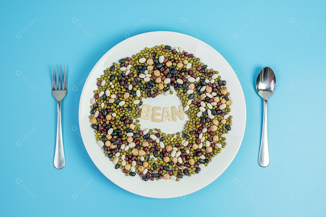 Feijão misto orgânico; Verde, preto, vermelho, branco e grão de bico no prato