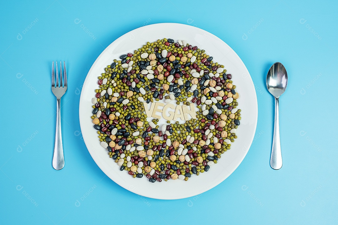 Feijão misto orgânico; Verde, preto, vermelho, branco e grão de bico no prato