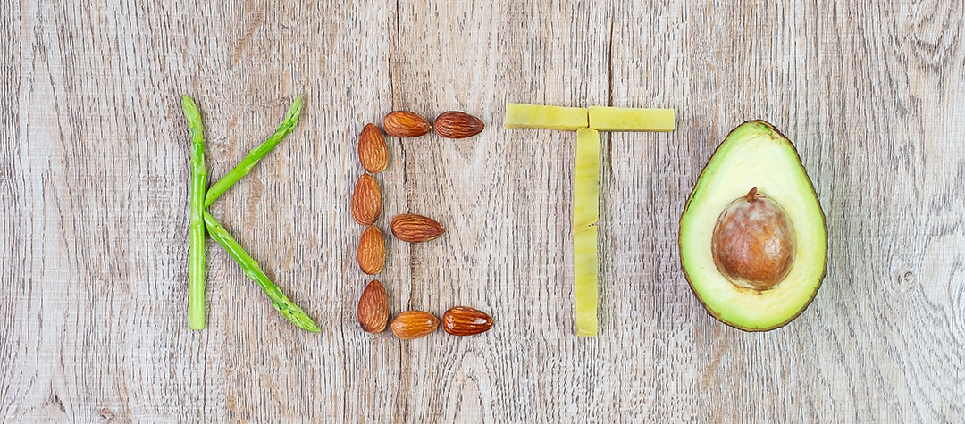 Arranjo KETO de Espargos Orgânicos, Amêndoas, Milho Baby e Avo