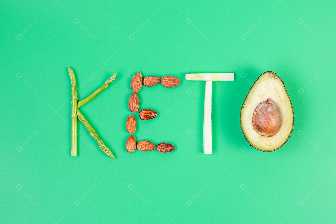 Arranjo KETO de aspargos orgânicos, amêndoa, brócolis e abacate em fundo verde. perda de peso, alimentação saudável