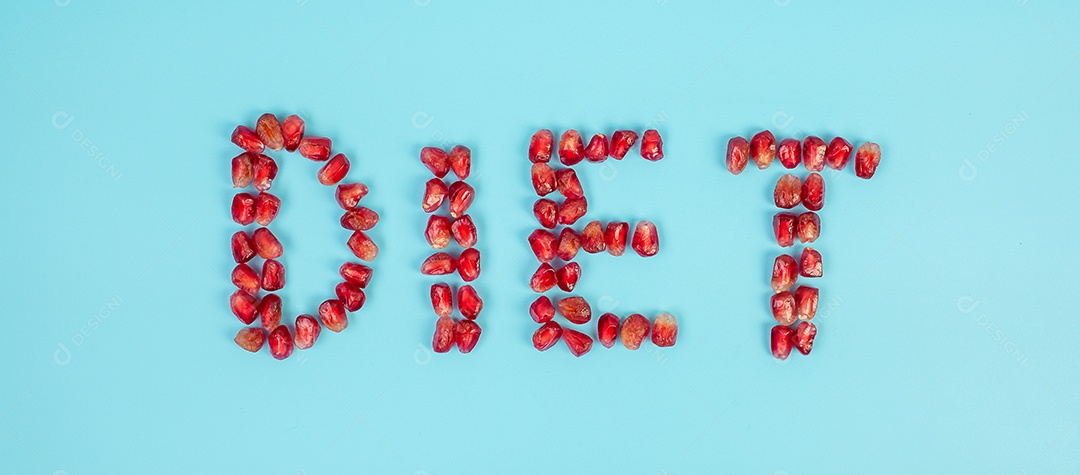 DIETA arranjo de frutas; Sementes de romã sobre fundo azul. perda de peso, nutrição, alimentação saudável, jejum intermitente e conceito vegetariano