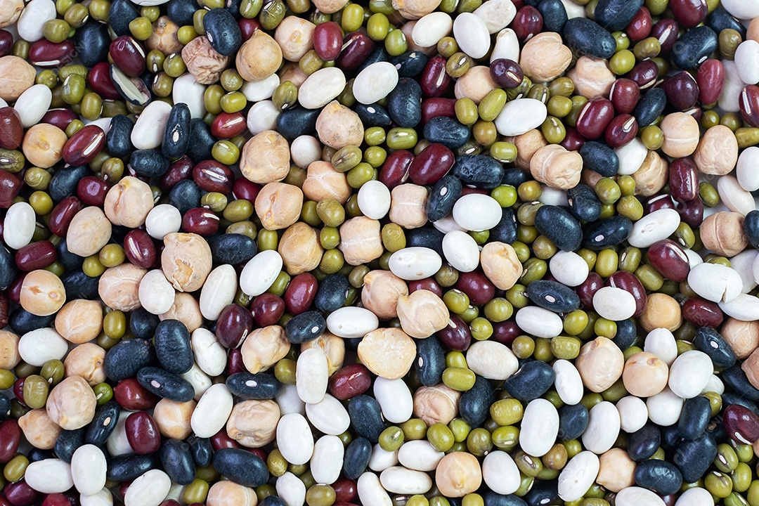 Feijão misto orgânico; Verde, preto, vermelho, branco e grão de bico no prato