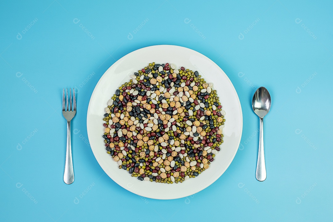 Feijão misto orgânico; Verde, preto, vermelho, branco e grão de bico no prato