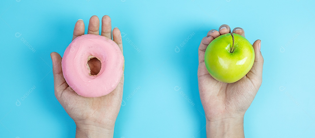 mulher segurando maçã vermelha e rosquinha rosa, a fêmea escolhe entre frutas é comida saudável e doce é junk food não saudável