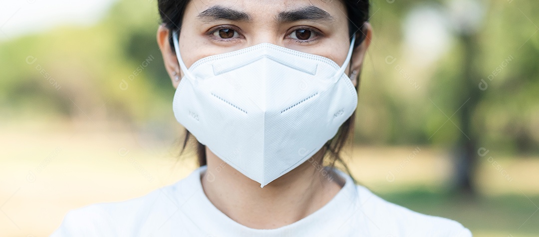 Mulher usando máscara facial médica respiratória N95 previne a doença de coronavírus (Covid-19) e pm2.5 (partículas). cuidados de saúde