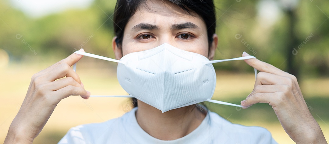 Mulher usando máscara facial médica respiratória N95 previne a doença de coronavírus (Covid-19) e pm2.5 (partículas). cuidados de saúde