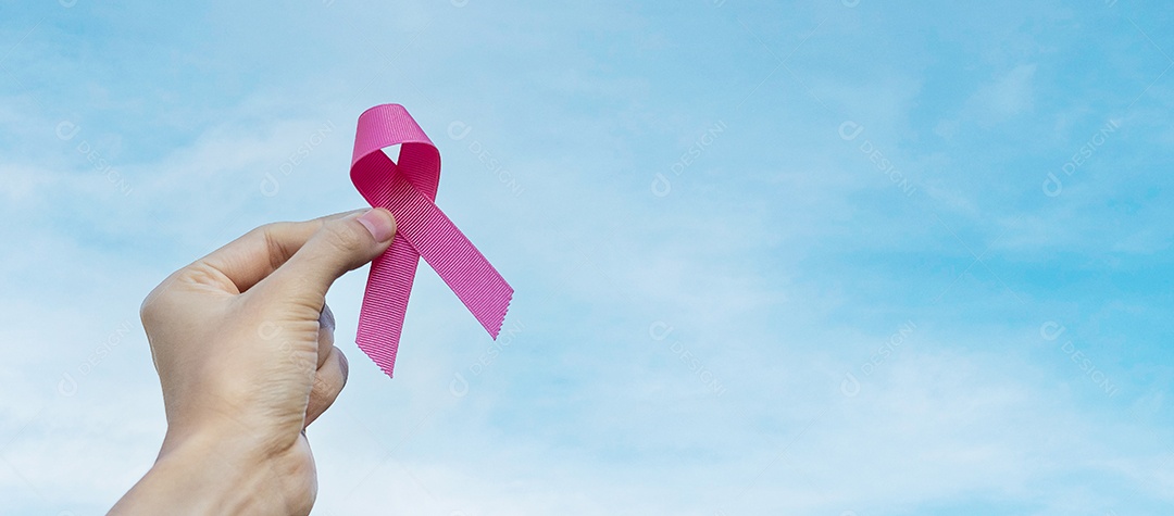 Mês de conscientização do câncer de mama de outubro, mão de mulher adulta segurando a fita rosa para apoiar as pessoas que vivem e estão doentes