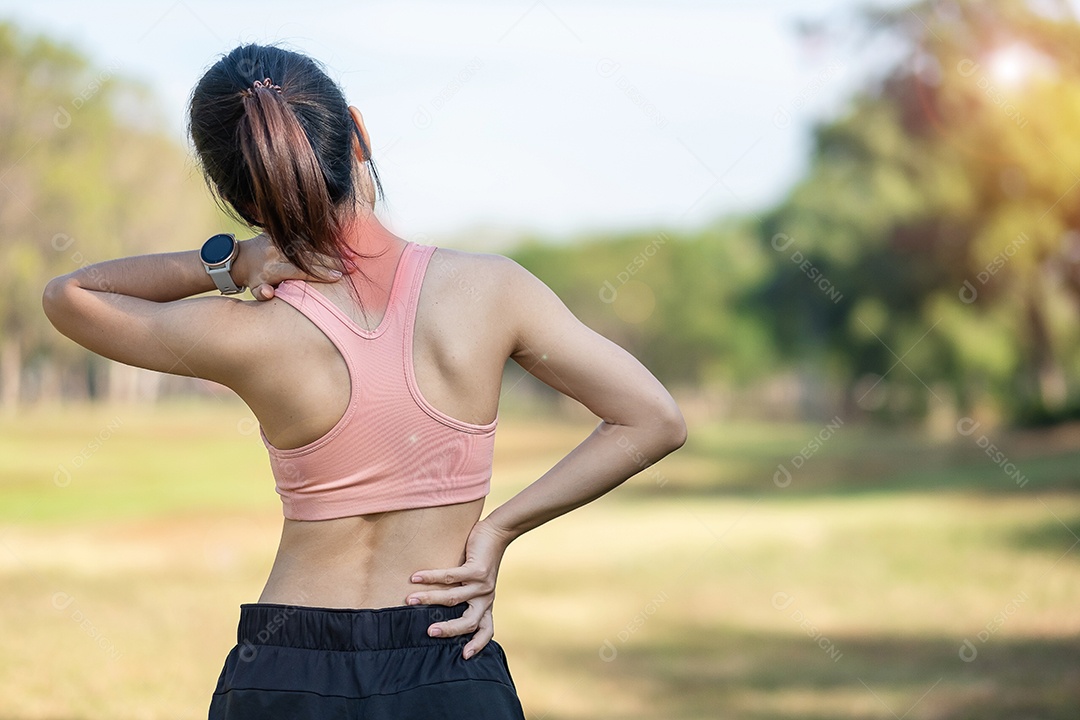 Mulher jovem fitness segurando seu pescoço de lesão esportiva, músculo doloroso durante o treinamento