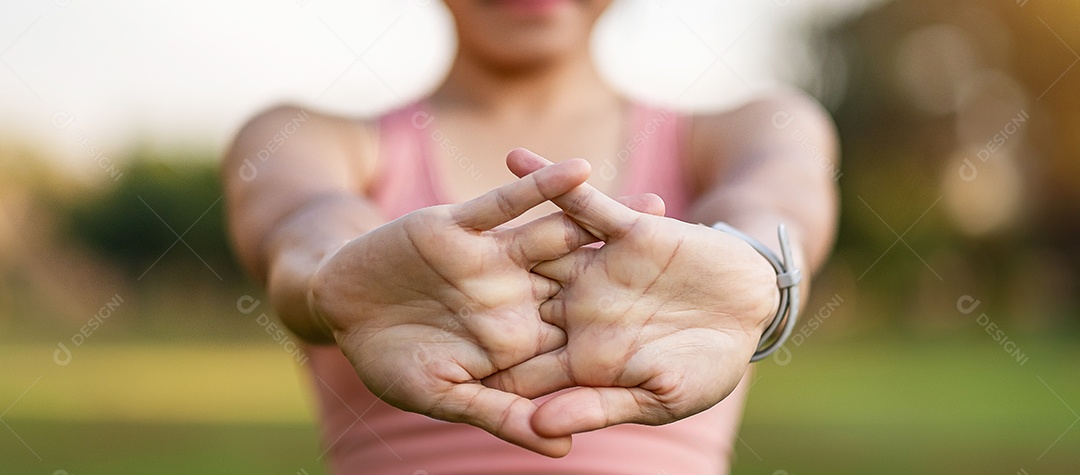 Mulher adulta jovem em sportswear rosa esticando o músculo no parque ao ar livre, esporte mulher aquecer pronto para correr e correr de manhã