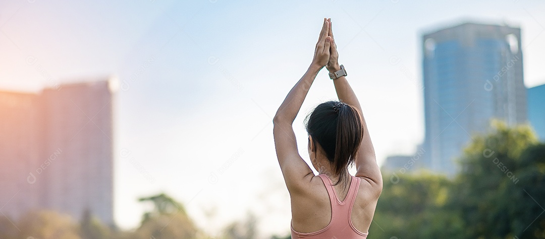 Mulher adulta jovem em sportswear rosa esticando o músculo no parque ao ar livre, esporte mulher aquecer pronto para correr e correr de manhã