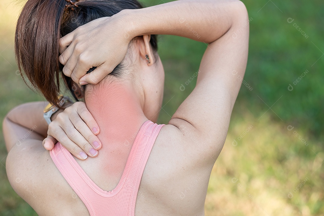 Mulher jovem fitness segurando seu pescoço de lesão esportiva, músculo doloroso durante o treinamento. Mulher corredora asiática