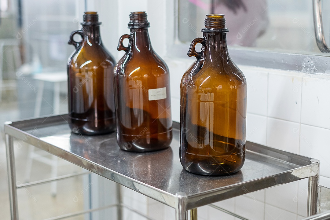 Frasco de solvente no laboratório químico. Gestão de resíduos, perigo, reciclar e conceito de poluição