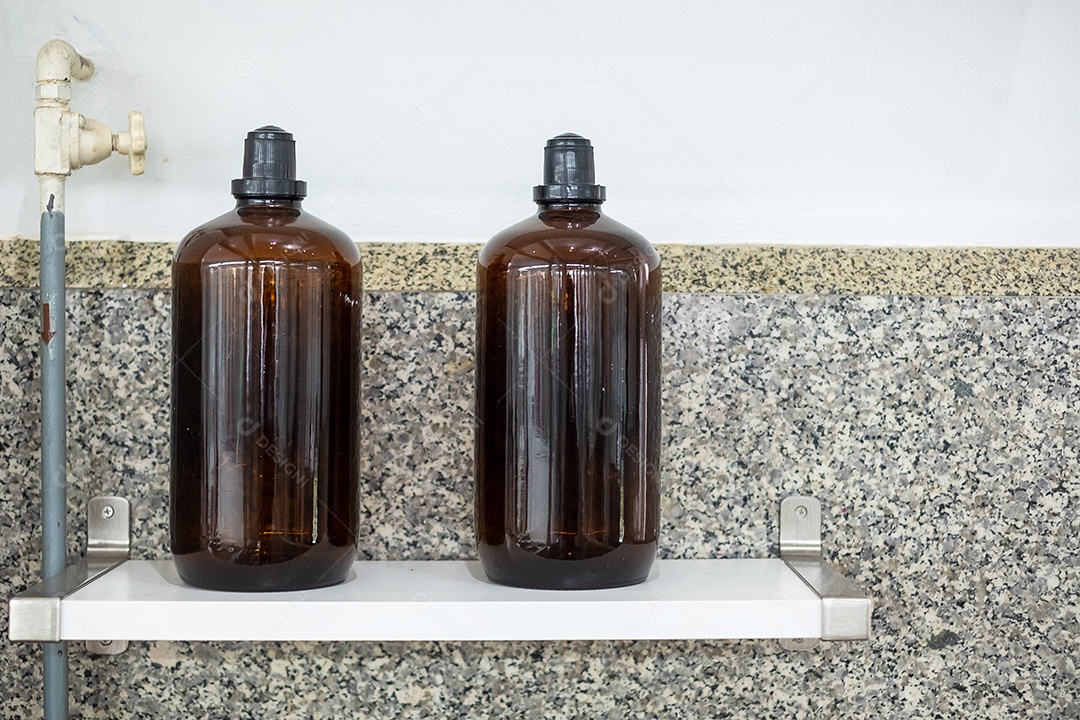 Frasco de solvente no laboratório químico. Gestão de resíduos, perigo, reciclar e conceito de poluição